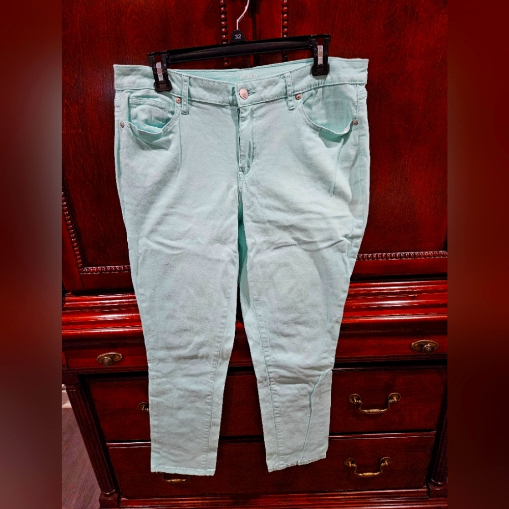 Crown & Ivy Cropped Capris